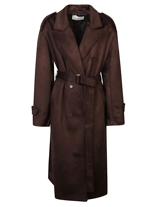 Trench marrone di THE FRANKIE SHOP in suede caratterizzato da vestibilità morbida, doppiopetto, bottoni e cintura in vita. THE FRANKIE SHOP | PEMBROKETRFS21091200